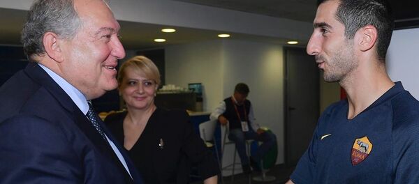 Президент Армении Армен Саркисян с Генрихом Мхитаряном - Sputnik Արմենիա