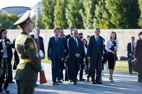 Премьер-министр Сингапура Ли Сянь Лун на мемориале Цицернакаберд - Sputnik Армения