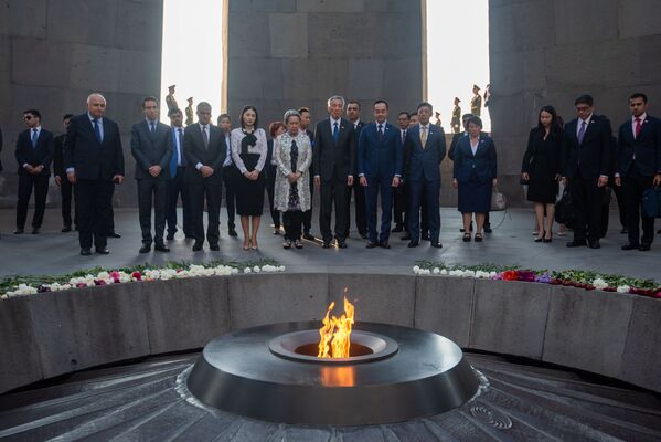 Премьер-министр Сингапура Ли Сянь Лун на мемориале Цицернакаберд - Sputnik Армения