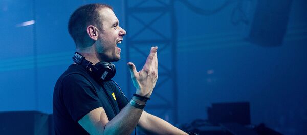 Голландский диджей Армин ван Бюрен жестикулирует во время девятисотого выпуска его еженедельной радиопрограммы A State Of Trance (24 февраля 2019). Утрехт, Нидерланды Голландский диджей Армин ван Бюрен жестикулирует во время девятисотого выпуска его еженедельной радиопрограммы A State Of Trance (24 февраля 2019). Утрехт, Нидерланды - Sputnik Արմենիա