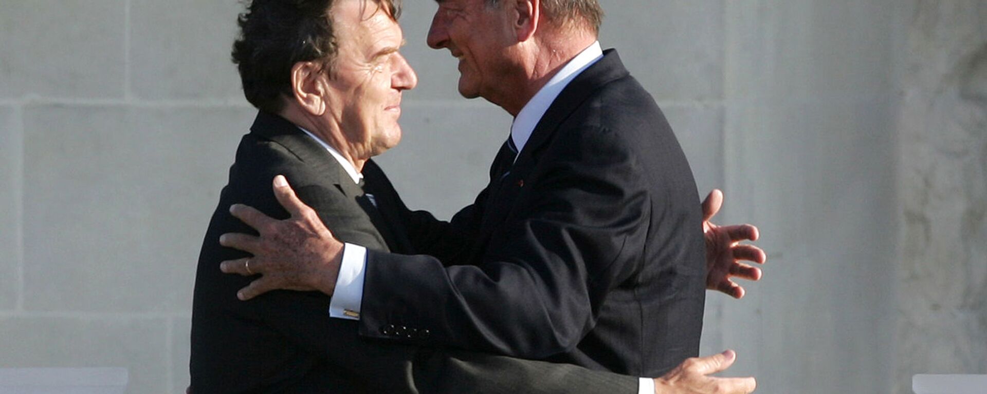 Канцлер Германии Герхард Шредер (слева) и президент Франции Жак Ширак обнимаются во время франко-немецкой церемонии, посвященной 60-й годовщине высадки Второй мировой войны в Нормандии (6 июня 2004). Кан - Sputnik Армения, 1920, 30.09.2019