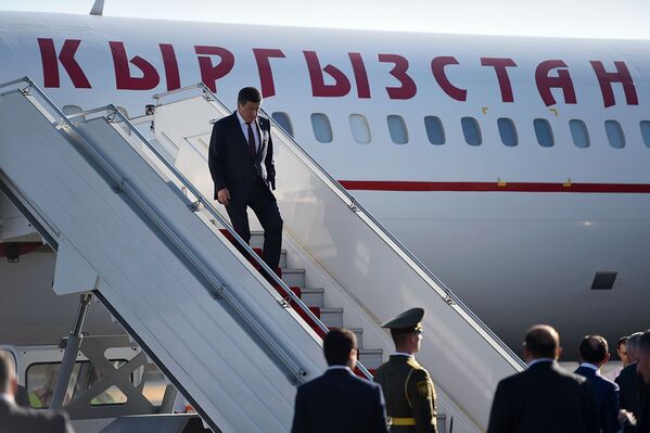 Президент Кыргызстана Сооронбай Жээнбеков выходит из самолета в аэропорту Звартноц (30 сентября 2019). Еревaн - Sputnik Армения