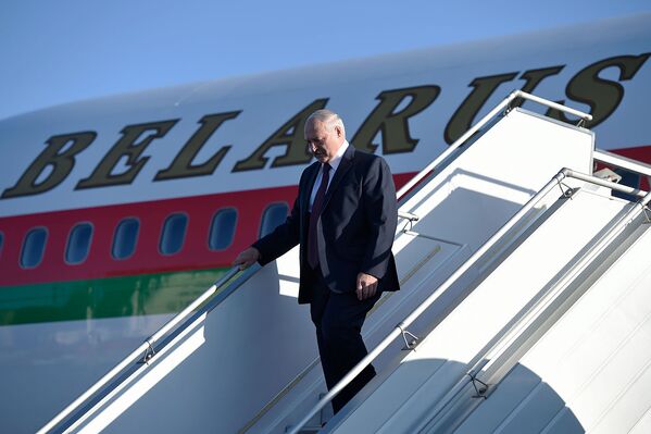Президент Беларуси Александр Лукашенко выходит из самолета в аэропорту Звартноц (30 сентября 2019). Еревaн - Sputnik Армения
