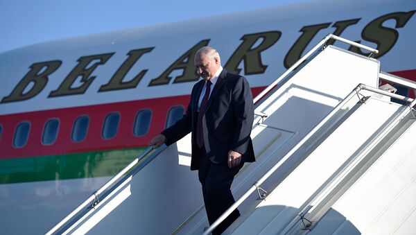 Президент Беларуси Александр Лукашенко выходит из самолета в аэропорту Звартноц (30 сентября 2019). Еревaн - Sputnik Արմենիա
