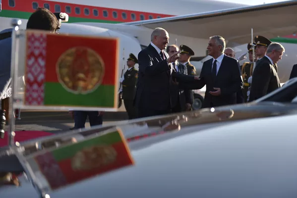 Вице-премьер Мгер Григорян встречает президента Беларуси Александра Лукашенко в аэропорту Звартноц (30 сентября 2019). Еревaн - Sputnik Армения