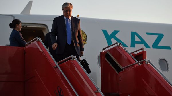 Президент Казахстана Касым-Жомарт Токаев выходит из самолета в аэропорту Звартноц (30 сентября 2019). Еревaн - Sputnik Армения
