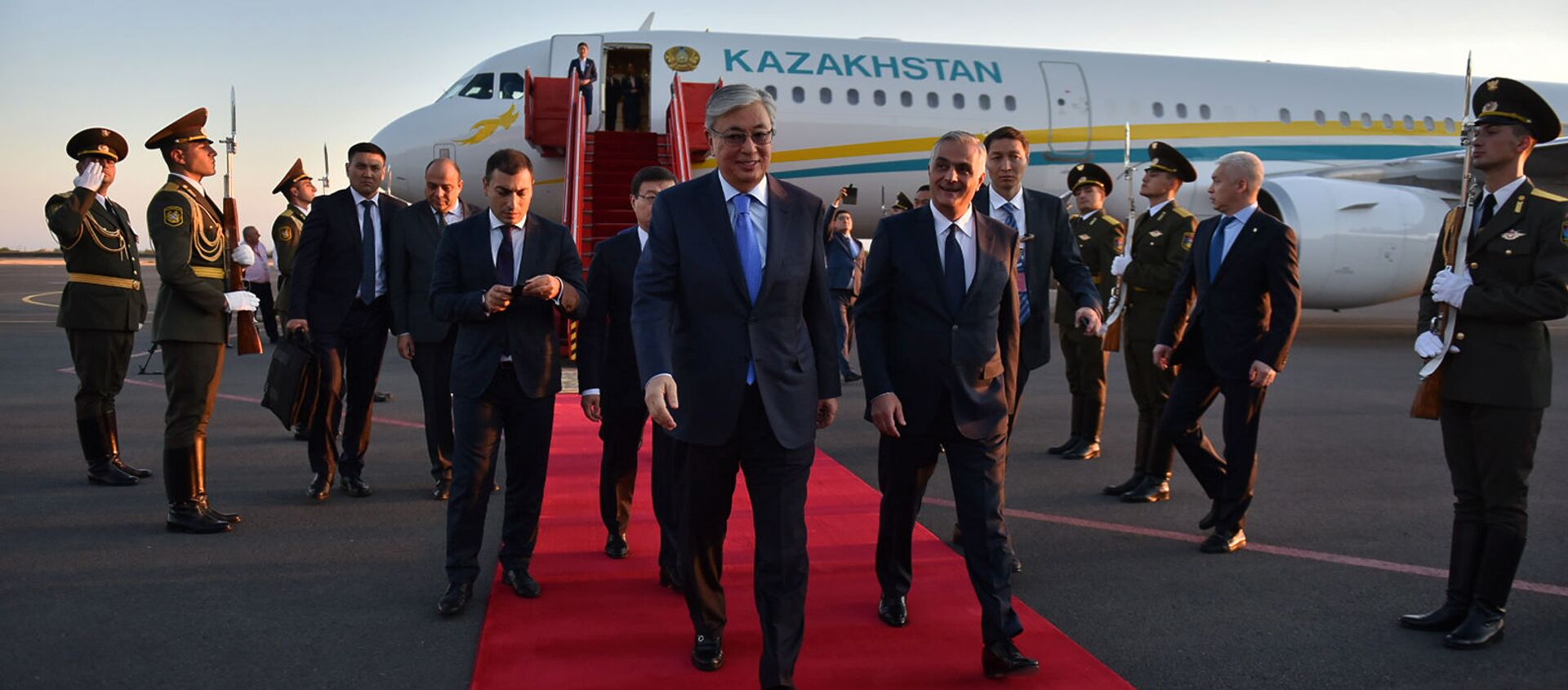 Вице-премьер Мгер Григорян встречает президента Казахстана Касыма-Жомарта Токаева в аэропорту Звартноц (30 сентября 2019). Еревaн - Sputnik Армения, 1920, 15.02.2021