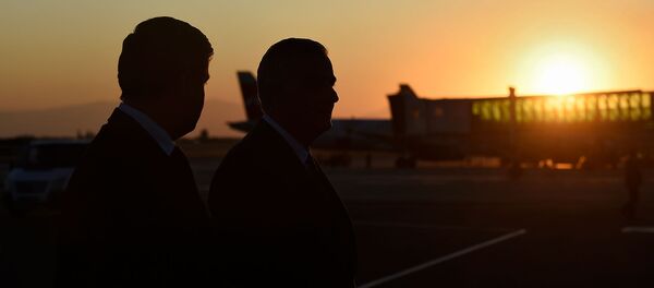 Вице-премьер Мгер Григорян в ожидании приземления самолета президента Казахстана в аэропорту Звартноц (30 сентября 2019). Еревaн Вице-премьер Мгер Григорян в ожидании приземления самолета президента Казахстана в аэропорту Звартноц (30 сентября 2019). Еревaн - Sputnik Արմենիա