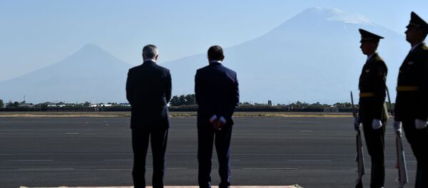 Вице-премьер Мгер Григорян и замминистра иностранных дел Шаварш Кочарян в ожидании приземления самолета президента Молдовы в аэропорту Звартноц (30 сентября 2019). Еревaн Вице-премьер Мгер Григорян и замминистра иностранных дел Шаварш Кочарян в ожидании приземления самолета президента Молдовы в аэропорту Звартноц (30 сентября 2019). Еревaн - Sputnik Արմենիա