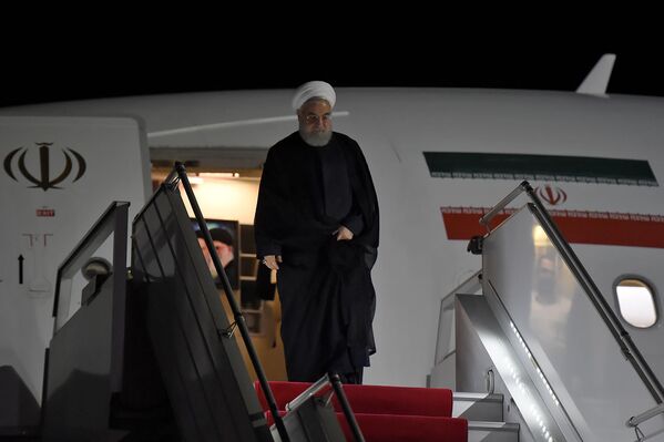 Президент Ирана Хасан Роухани выходит из самолета в аэропорту Звартноц (30 сентября 2019). Еревaн - Sputnik Армения