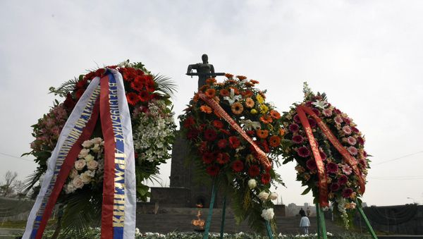 Сотрудники Посольства РФ в Армении с армянскими ветеранами возложили цветы к вечному огню перед монументом Мать Армения Сотрудники Посольства РФ в Армении с армянскими ветеранами возложили цветы к вечному огню перед монументом Мать Армения - Sputnik Արմենիա