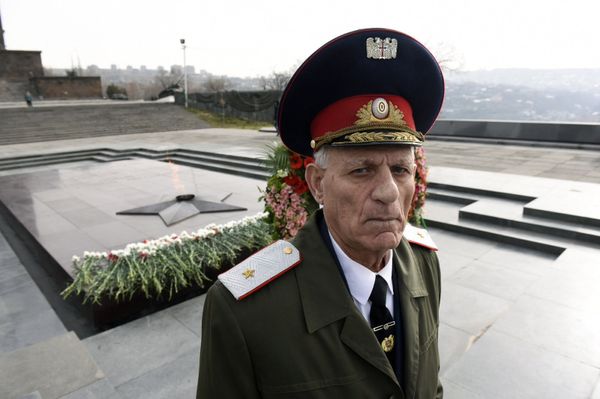 Сотрудники Посольства РФ в Армении с армянскими ветеранами возложили цветы к вечному огню перед монументом Мать Армения Сотрудники Посольства РФ в Армении с армянскими ветеранами возложили цветы к вечному огню перед монументом Мать Армения - Sputnik Արմենիա