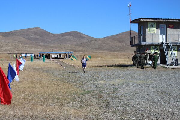В Армении военнослужащие российской военной базы впервые состязались в летнем биатлоне - Sputnik Армения