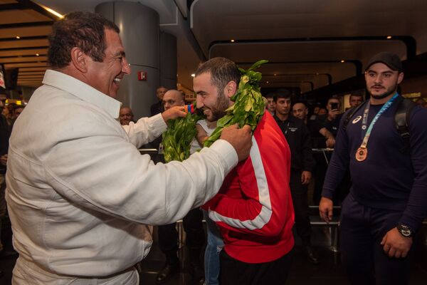 Ծափ–երաժշտություն կամ ձեր ցավը տանեմ. ինչպես դիմավորեցին ծանրամարտիկներին. լուսանկարներ Ծափ–երաժշտություն կամ ձեր ցավը տանեմ. ինչպես դիմավորեցին ծանրամարտիկներին. լուսանկարներ - Sputnik Արմենիա