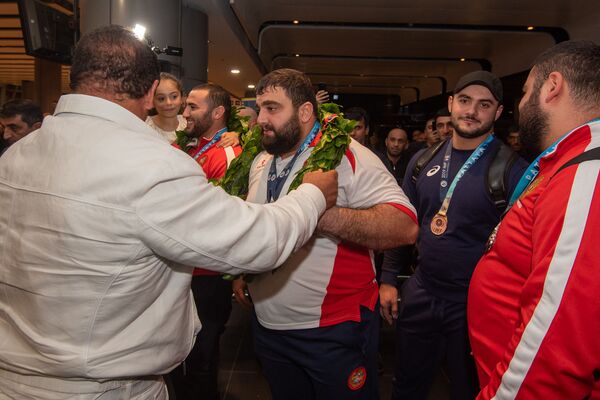 Аплодисменты и музыка в аэропорту Звартноц: на родине встретили армянских тяжелоатлетов - Sputnik Армения