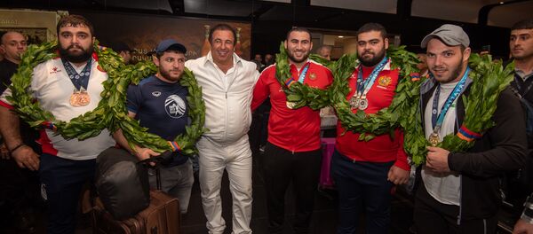 Болельщики встречают армянских тяжелоатлетов в аэропорту Звартноц (1 октября 2019). Еревaн - Sputnik Армения