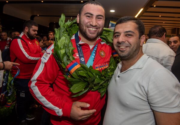 Ծափ–երաժշտություն կամ ձեր ցավը տանեմ. ինչպես դիմավորեցին ծանրամարտիկներին. լուսանկարներ Ծափ–երաժշտություն կամ ձեր ցավը տանեմ. ինչպես դիմավորեցին ծանրամարտիկներին. լուսանկարներ - Sputnik Արմենիա