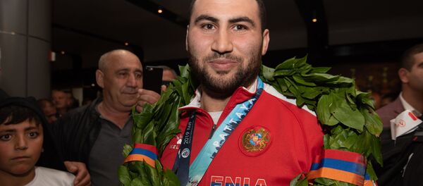 Болельщики встречают армянских тяжелоатлетов в аэропорту Звартноц (1 октября 2019). Еревaн - Sputnik Արմենիա