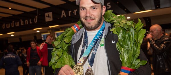 Болельщики встречают армянских тяжелоатлетов в аэропорту Звартноц (1 октября 2019). Еревaн Болельщики встречают армянских тяжелоатлетов в аэропорту Звартноц (1 октября 2019). Еревaн - Sputnik Արմենիա