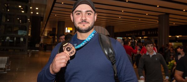 Болельщики встречают армянских тяжелоатлетов в аэропорту Звартноц (1 октября 2019). Еревaн - Sputnik Армения