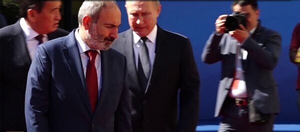 Корреспондент Рустави 2 пытался задать вопрос Путину до заседания ЕАЭС в Ереване Корреспондент Рустави 2 пытался задать вопрос Путину до заседания ЕАЭС в Ереване - Sputnik Армения