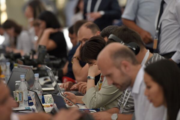 Журналисты в пресс-центре во время заседания Высшего Евразийского Экономического Совета (1 октября 2019). Еревaн - Sputnik Армения