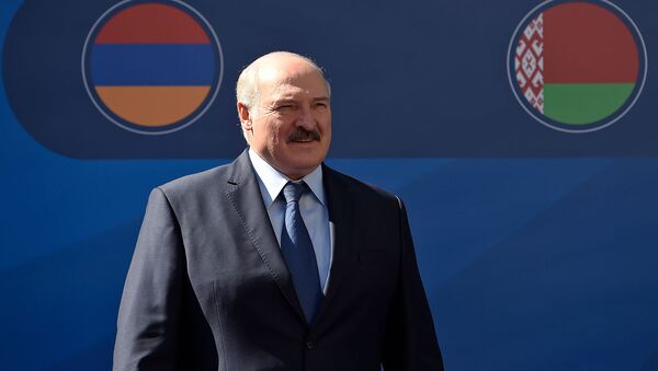 Президент Беларуси Александр Лукашенко перед началом заседания Высшего Евразийского Экономического Совета (1 октября 2019). Еревaн - Sputnik Армения