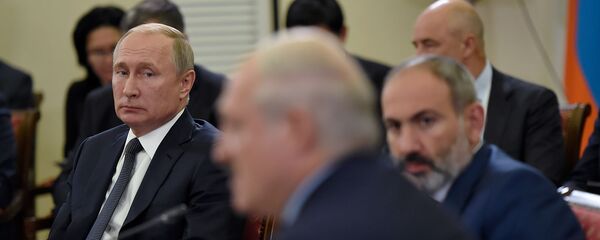 Президент России Владимир Путин и премьер-министр Армении Никол Пашинян наблюдают за выступлением президента Беларуси Александра Лукашенко во время расширенного заседания Высшего Евразийского Экономического Совета (1 октября 2019). Еревaн - Sputnik Արմենիա