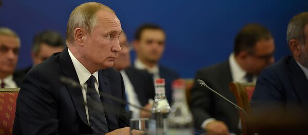 Президент России Владимир Путин во время расширенного заседания Высшего Евразийского Экономического Совета (1 октября 2019). Еревaн Президент России Владимир Путин во время расширенного заседания Высшего Евразийского Экономического Совета (1 октября 2019). Еревaн - Sputnik Армения