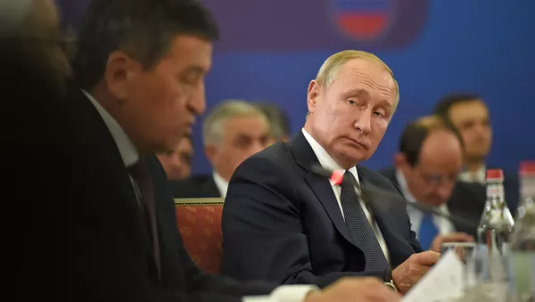 Президент России Владимир Путин наблюдает за выступлением президента Кыргызстана Сооронбая Жээнбекова во время расширенного заседания Высшего Евразийского Экономического Совета (1 октября 2019). Еревaн Президент России Владимир Путин наблюдает за выступлением президента Кыргызстана Сооронбая Жээнбекова во время расширенного заседания Высшего Евразийского Экономического Совета (1 октября 2019). Еревaн - Sputnik Армения