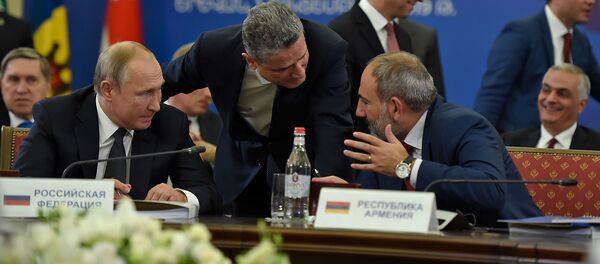 Президент России Владимир Путин, премьер-министр Никол Пашинян и председатель ЕЭК Тигран Саркисян во время расширенного заседания Высшего Евразийского Экономического Совета (1 октября 2019). Еревaн - Sputnik Армения
