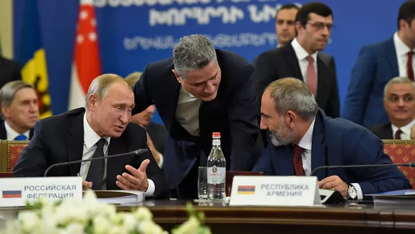Президент России Владимир Путин, премьер-министр Никол Пашинян и председатель ЕЭК Тигран Саркисян во время расширенного заседания Высшего Евразийского Экономического Совета (1 октября 2019). Еревaн - Sputnik Армения