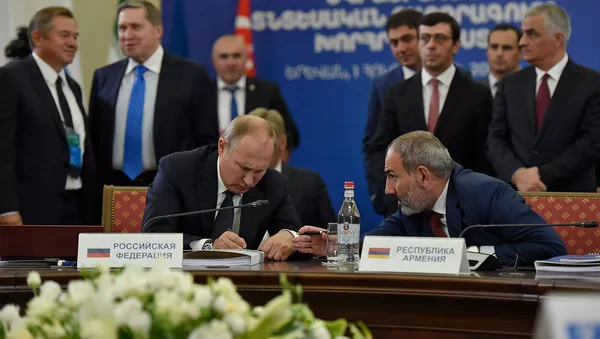 Премьер-министр Армении Никол Пашинян и президент России Владимир Путин во время подписания протоколов расширенного заседания Высшего Евразийского Экономического Совета (1 октября 2019). Еревaн Премьер-министр Армении Никол Пашинян и президент России Владимир Путин во время подписания протоколов расширенного заседания Высшего Евразийского Экономического Совета (1 октября 2019). Еревaн - Sputnik Армения