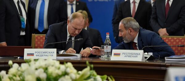 Премьер-министр Армении Никол Пашинян и президент России Владимир Путин во время подписания протоколов расширенного заседания Высшего Евразийского Экономического Совета (1 октября 2019). Еревaн - Sputnik Արմենիա