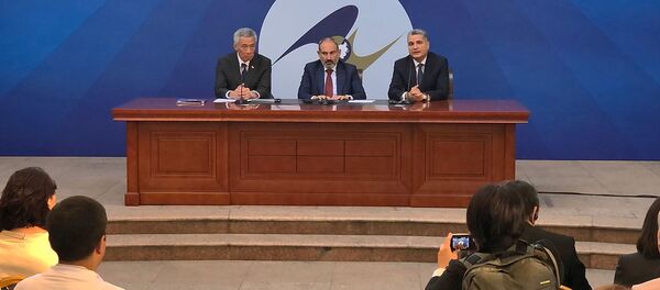 Премьер-министры Сингапура и Армении Ли Сянь Лун и Никол Пашинян и председатель ЕЭК Тигран Саркисян на совместной пресс-конференции (1 октября 2019). Еревaн - Sputnik Армения