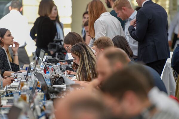 Адская кухня журналистов: как СМИ освещали саммит ЕАЭС – видео - Sputnik Армения