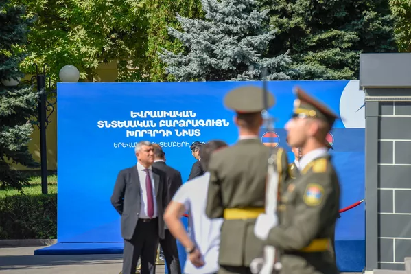Баннер Заседания Высшего Евразийского Экономического Совета во дворе резиденции Президента Армении Баннер Заседания Высшего Евразийского Экономического Совета во дворе резиденции Президента Армении - Sputnik Армения