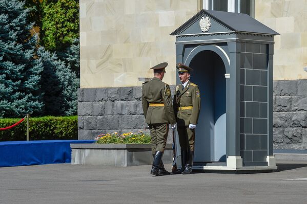 Пересменка солдатов почетного караула во дворе резиденции Президента Армении - Sputnik Армения