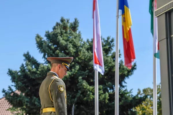 Солдат почетного караула во дворе резиденции Президента Армении Солдат почетного караула во дворе резиденции Президента Армении - Sputnik Армения