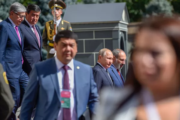 Главы стран-участниц Заседания Высшего Евразийского Экономического Совета выходят из здания резиденции президента Армении Главы стран-участниц Заседания Высшего Евразийского Экономического Совета выходят из здания резиденции президента Армении - Sputnik Армения