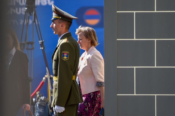 Солдат почетного караула во дворе резиденции Президента Армении - Sputnik Армения