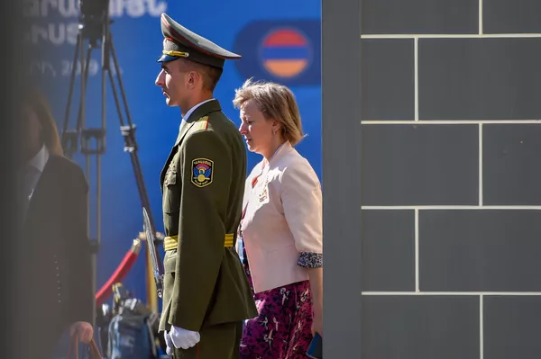 Солдат почетного караула во дворе резиденции Президента Армении Солдат почетного караула во дворе резиденции Президента Армении - Sputnik Армения