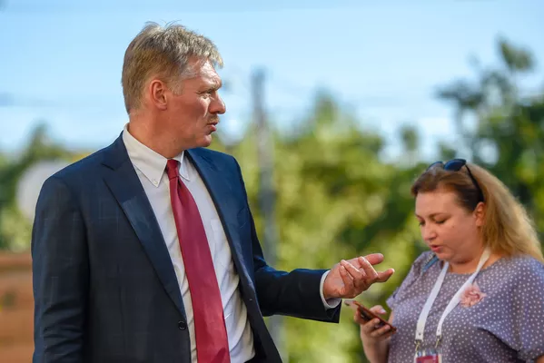 Пресс-секретарь президента России Дмитрий Песков во дворе резиденции Президента Армении Пресс-секретарь президента России Дмитрий Песков во дворе резиденции Президента Армении - Sputnik Армения
