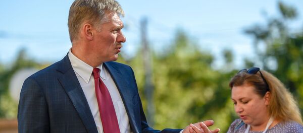 Пресс-секретарь президента России Дмитрий Песков во дворе резиденции Президента Армении Пресс-секретарь президента России Дмитрий Песков во дворе резиденции Президента Армении - Sputnik Армения
