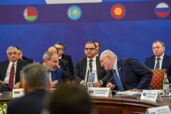 Премьер-министр Армении Никол Пашинян и президент Беларуси Александр Лукашенко во время расширенного заседания Высшего Евразийского Экономического Совета - Sputnik Армения