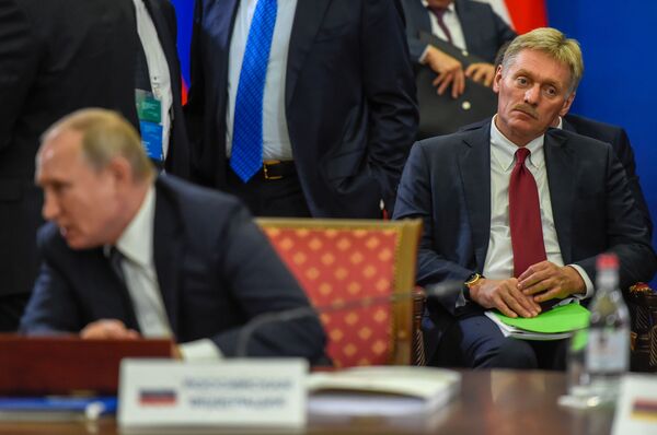 Пресс-секретарь президента России Дмитрий Песков во время расширенного заседания Высшего Евразийского Экономического Совета - Sputnik Армения
