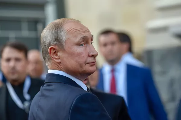 Президент России Владимир Путин во дворе резиденции президента Армении Президент России Владимир Путин во дворе резиденции президента Армении - Sputnik Армения