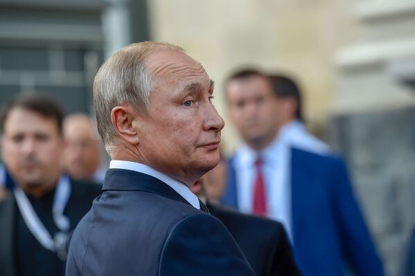 Президент России Владимир Путин во дворе резиденции президента Армении - Sputnik Армения