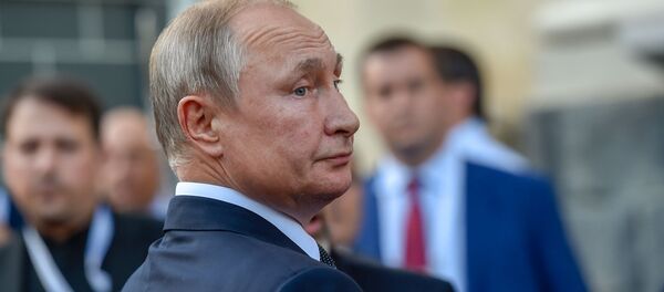 Президент России Владимир Путин во дворе резиденции президента Армении - Sputnik Армения