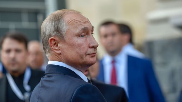 Президент России Владимир Путин во дворе резиденции президента Армении - Sputnik Армения